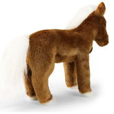 Braunes Plüschpferd mit weißer Mähne und weißem Schweif, von hinten seitlich zu sehen. Das Stofftier steht auf vier Beinen, die Hufe sind weiß abgesetzt.