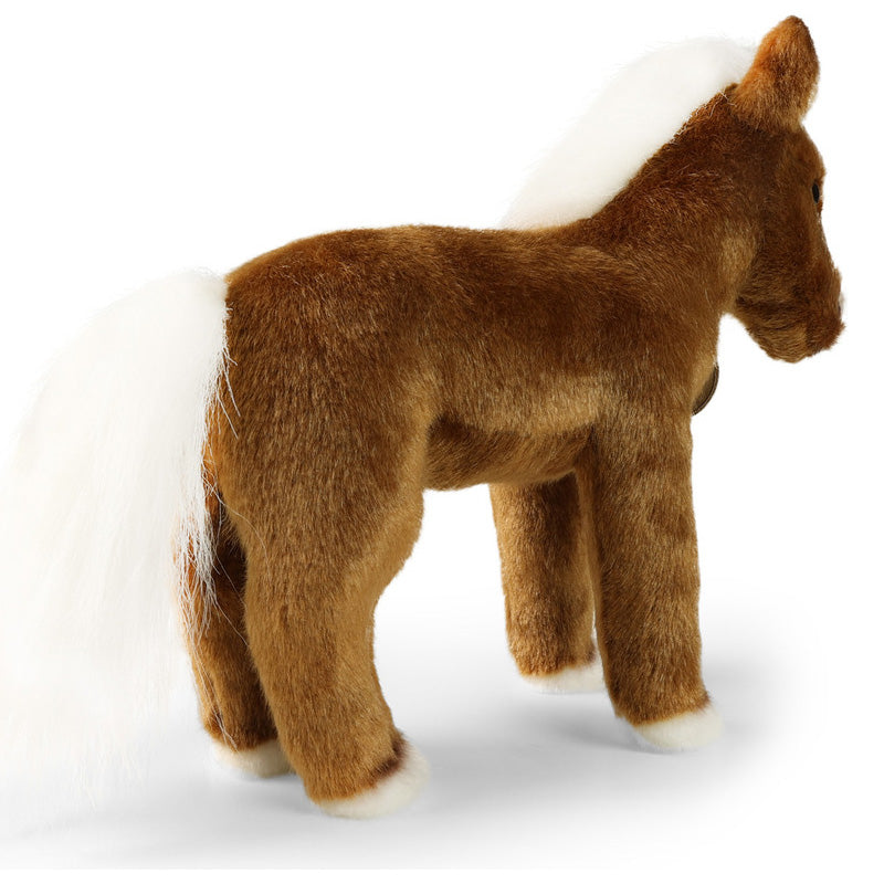 Braunes Plüschpferd mit weißer Mähne und weißem Schweif, von hinten seitlich zu sehen. Das Stofftier steht auf vier Beinen, die Hufe sind weiß abgesetzt.