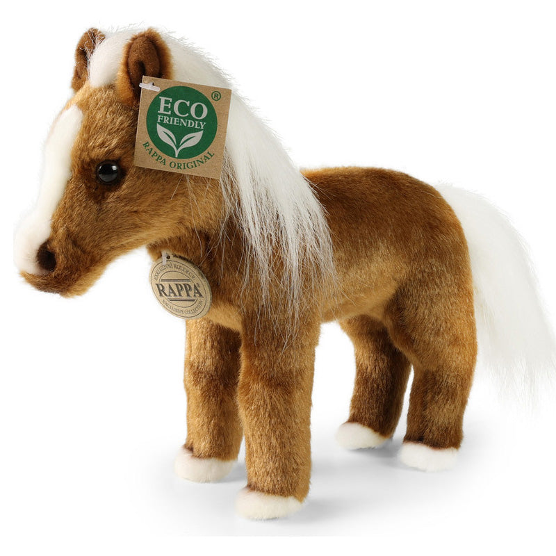 Braunes Plüschpferd mit weißer Mähne, weißem Schweif und heller Blesse im Gesicht. Das Stofftier steht auf vier Beinen, die Hufe sind weiß abgesetzt. Am Ohr hängt ein grünes „Eco Friendly“-Etikett, am Hals ein rundes Rappa-Schild.