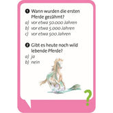 Quizkarte mit Fragen zu Pferden: „Wann wurden die ersten Pferde gezähmt?“ und „Gibt es heute noch wild lebende Pferde?“ mit Antwortoptionen und Illustration eines laufenden Pferdes.
