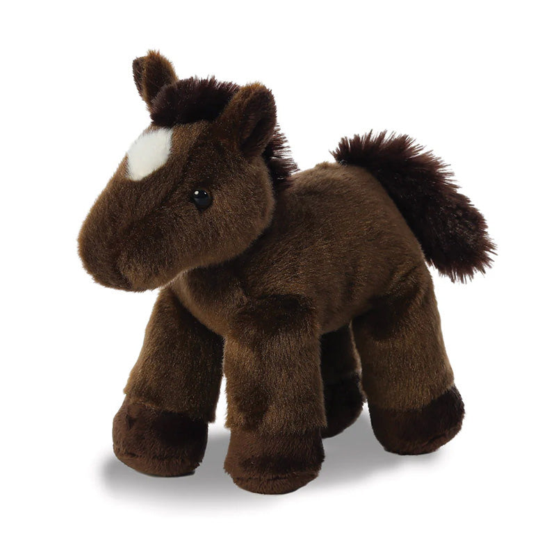 Ein braunes Plüschpferd mit dunkler Mähne und Schweif. Es hat schwarze Knopfaugen, eine weiße Blesse auf der Stirn und dunkel abgesetzte Hufe. Das Stofftier steht auf allen vier Beinen.