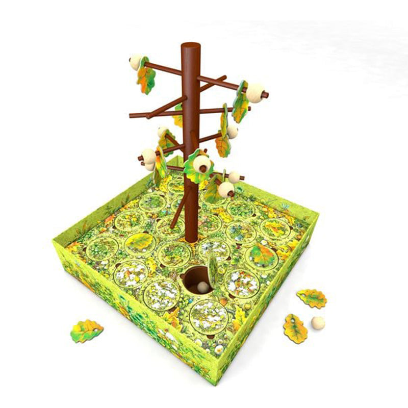 Das Spiel „Purzelbaum“ mit einem großen 3D-Baum in der Mitte, an dessen Ästen Nüsse und Blätter befestigt sind. Unten eine grüne Spielfläche mit runden Feldern und einer Mulde.