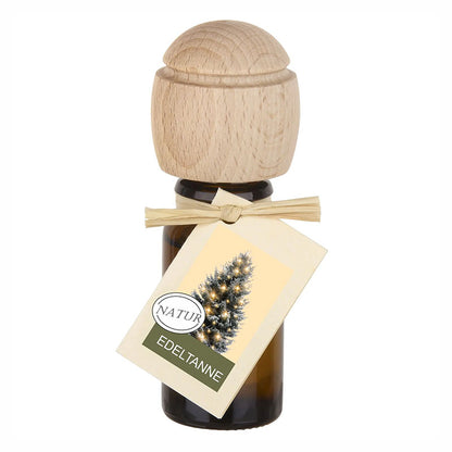 Raumduftflasche mit Holzaufsatz und Etikett Edeltanne, mit Bild eines geschmückten Tannenbaums.