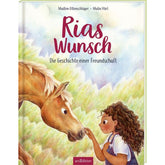 Buchcover: Ein Mädchen mit lockigem Haar steht auf einer Wiese und streichelt ein hellbraunes Pony, beide blicken sich freundlich an.