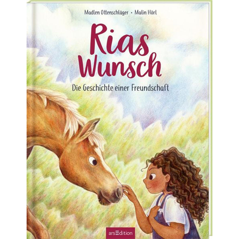 Buchcover: Ein Mädchen mit lockigem Haar steht auf einer Wiese und streichelt ein hellbraunes Pony, beide blicken sich freundlich an.