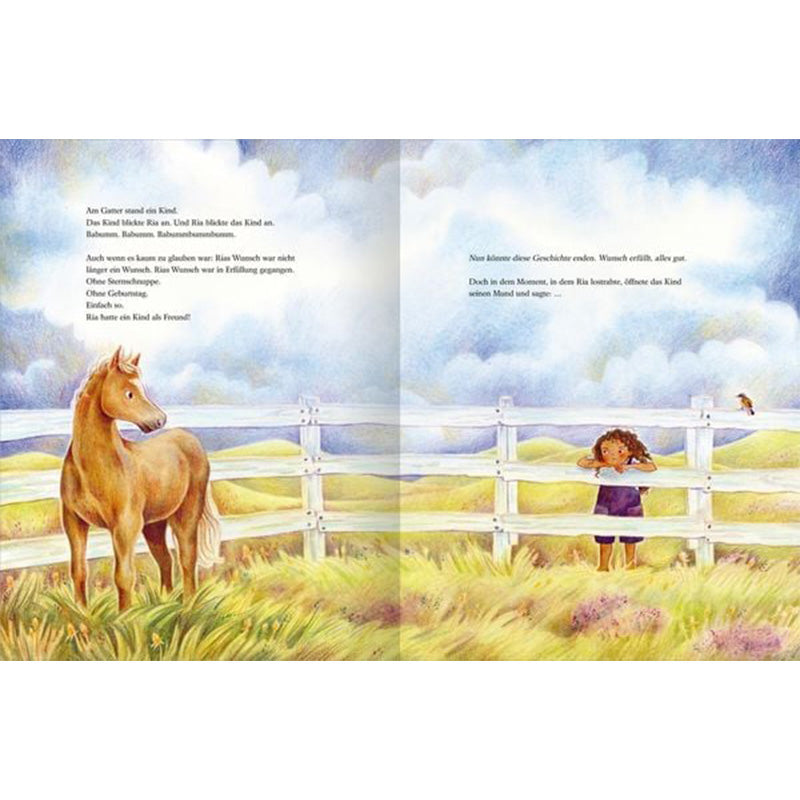 Buchseite: Ein Pony steht auf einer Wiese hinter einem weißen Zaun, auf der anderen Seite steht ein Mädchen mit Locken und blickt es an.