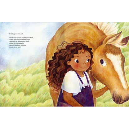 Buchseite: Das Mädchen lehnt sich an das Pony, beide wirken ruhig und vertraut, im Hintergrund eine grüne Wiese mit sanftem Himmel.
