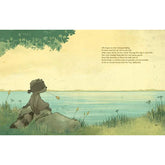 Buchseite: Waschbär sitzt entspannt auf einem Felsen am Seeufer unter einem Baum.