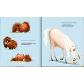 Links ist ein kleines, zotteliges Pony in verschiedenen Posen zu sehen: stehend, nachdenklich blickend und liegend. Rechts daneben steht ein elegantes weißes Pferd mit langer Mähne, das sich zu einem Napf mit Futter hinunterbeugt.
