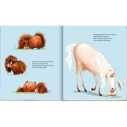 Links ist ein kleines, zotteliges Pony in verschiedenen Posen zu sehen: stehend, nachdenklich blickend und liegend. Rechts daneben steht ein elegantes weißes Pferd mit langer Mähne, das sich zu einem Napf mit Futter hinunterbeugt.
