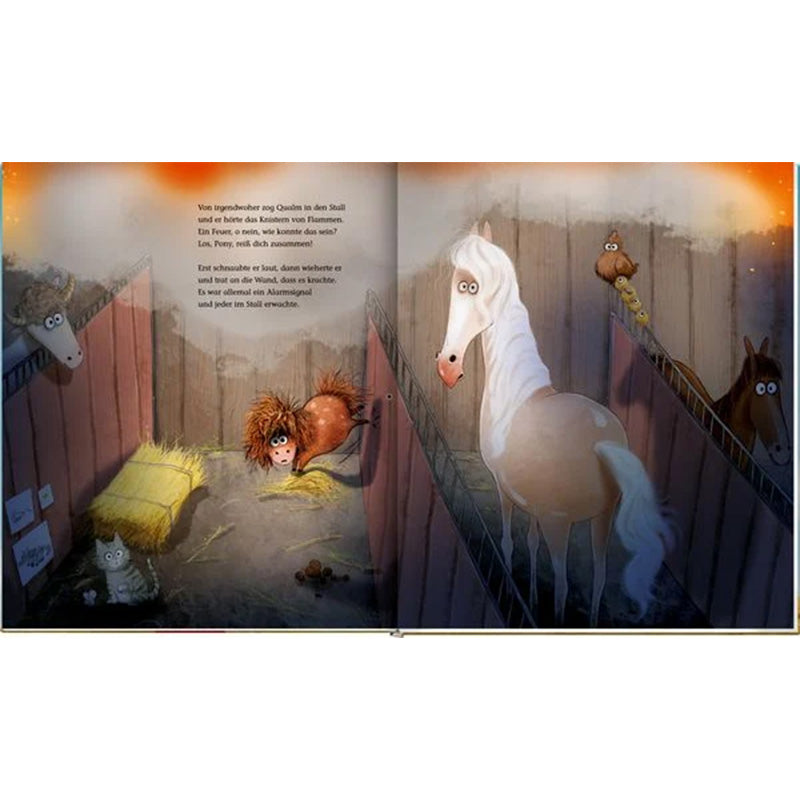 Illustration einer Nachtszene im Stall: In den Boxen stehen mehrere Pferde, darunter ein weißes, ein braunes und ein zotteliges Pony auf Stroh. Alle schauen überrascht in Richtung Stalltor, während draußen ein orangefarbenes Licht wie von einem Feuer hereinscheint.
