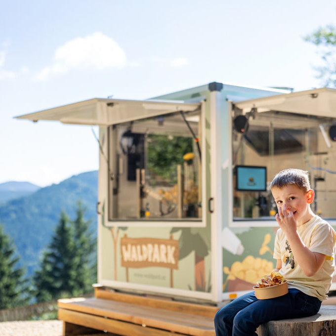Theo isst frische Chipsroboter Chips