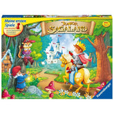 Verpackung des Brettspiels „Junior Sagaland“ von Ravensburger. Auf dem bunten Cover sind ein Ritterjunge auf einem Pferd, ein Zwerg und der gestiefelte Kater vor einem Schloss im Wald zu sehen.