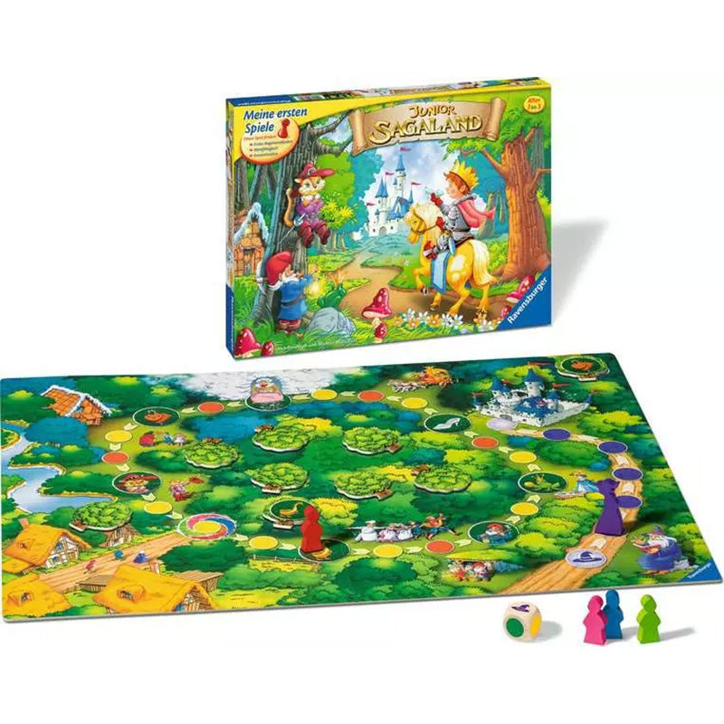 Das geöffnete Brettspiel „Junior Sagaland“ mit Spielfeld, Spielfiguren und Würfel. Im Hintergrund steht die Spielschachtel mit der gleichen märchenhaften Illustration.