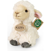 Plüsch-Schaf in schräger Vorderansicht, detailgetreu gestaltet mit flauschigem Fell, Rappa-Medaille und grünem ECO Friendly Anhänger.
