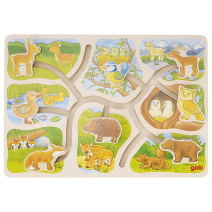 Holzschiebepuzzle mit Waldtieren, darunter Rehe, Enten, Füchse, Wildschweine, Bären, Vögel und Eulen, die ihren Jungtieren zugeordnet werden können.