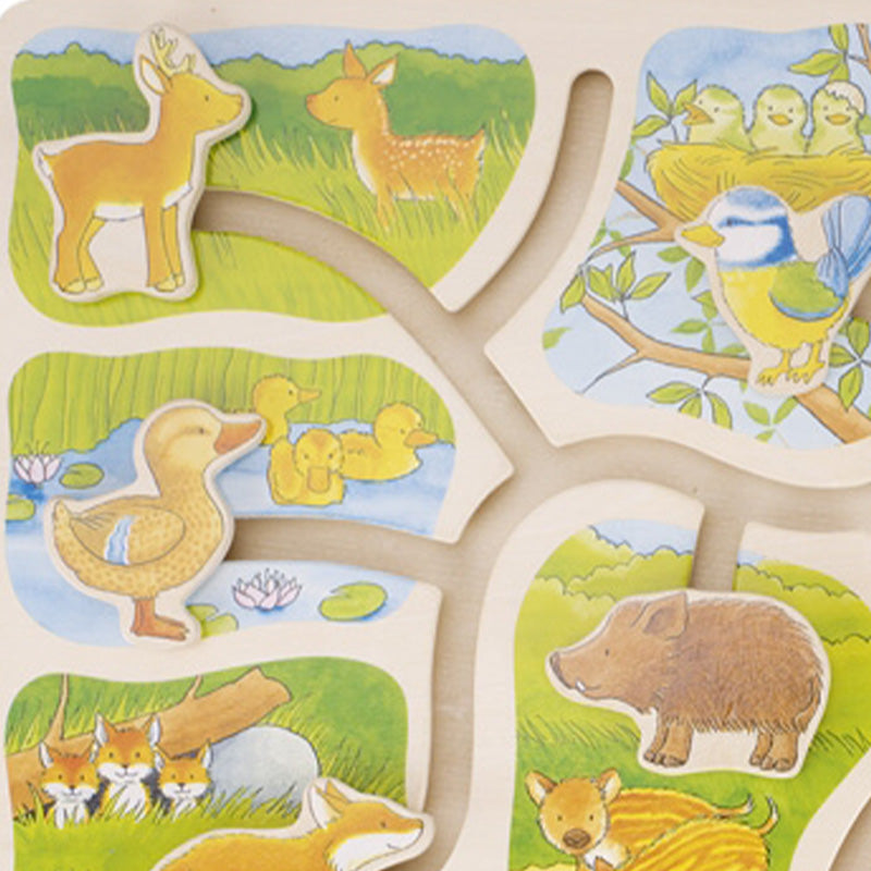 Detailansicht des Holzpuzzles mit Reh, Entenfamilie, Vogel und Wildschwein auf liebevoll illustriertem Hintergrund.