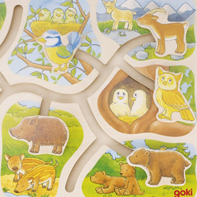 Nahaufnahme des rechten Puzzlebereichs mit Eule, Vogelnest, Ziege, Bären und Frischlingen in ihren natürlichen Lebensräumen.