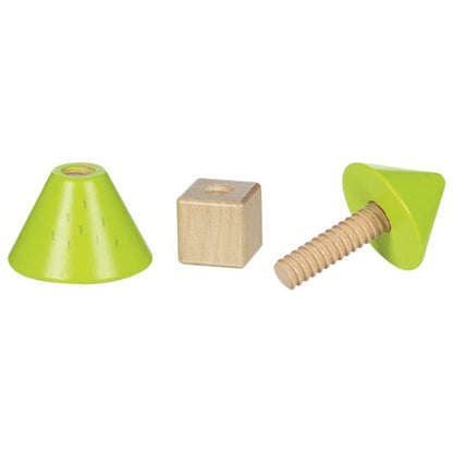 Drei Holzteile in Grün und Naturfarben – ein konischer Baumteil, ein Würfelstamm und eine Schraube zum Zusammenbauen eines Baums.