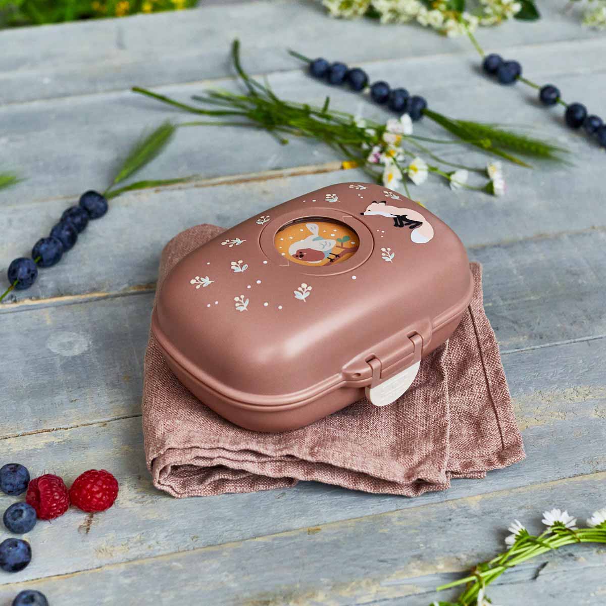 Snackbox Fuchs schön drapiert auf einem Tisch mit Beerensnacks