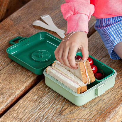 Kind holt sich Jause aus Snacky Lunchbox