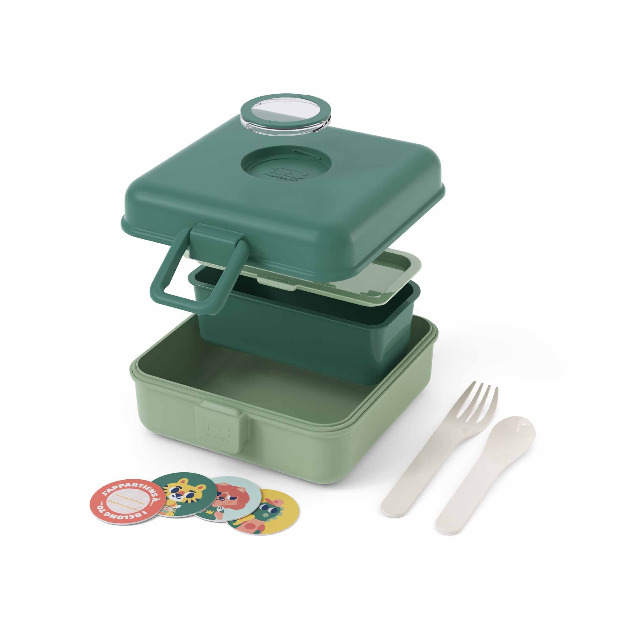 Snacky Lunchbox in Grün, geöffnet, alle aufgestapelten Teile sichtbar: Dose, Besteck und Motiv-Buttons