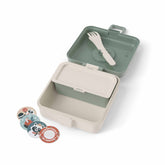 Snacky Lunchbox im Waschbär-Design, geöffnet, zeigt Innenfächer, herausnehmbares Besteck und vier individuell anpassbare Buttons