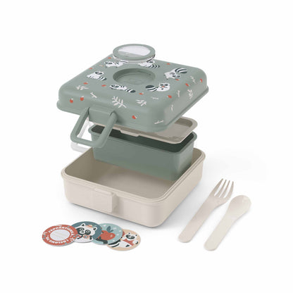 Snacky Lunchbox im Waschbär-Design, geöffnet, alle Teile übereinander gestapelt: Dose, Besteck und Motiv-Buttons sichtbar