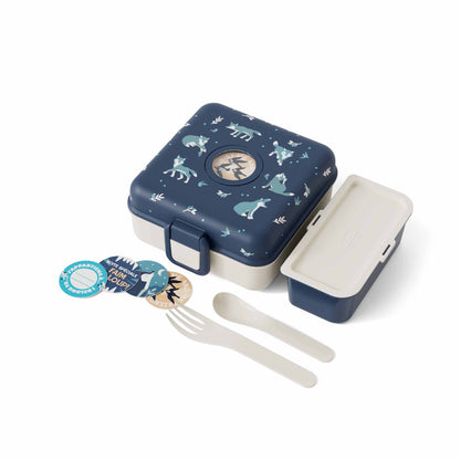 Snacky Lunchbox im Wolf-Design, geschlossen, mit herausnehmbarem Besteck, Dose und Motiv-Buttons aufgestellt, alle Elemente sichtbar