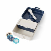 Snacky Lunchbox im Wolf-Design, geöffnet, zeigt Innenfächer, herausnehmbares Besteck und vier austauschbare Motiv-Buttons