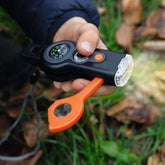 Kind verwendet Survival Tool im Wald