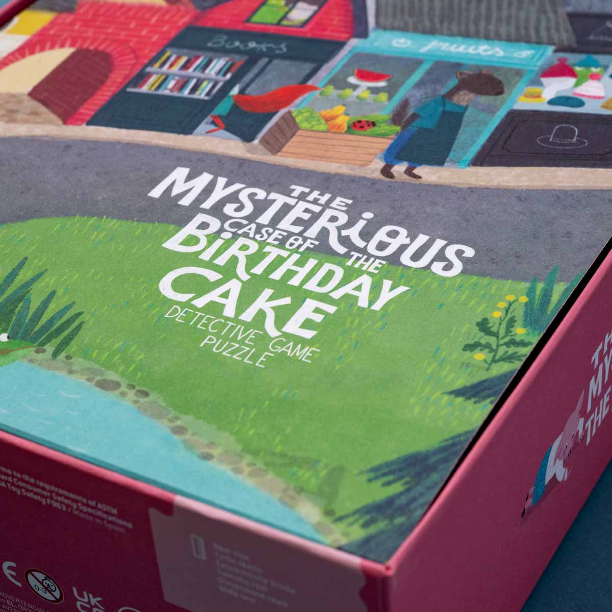 Puzzlebox The Mysterious Case of the Birthday Cake mit Detektivillustration