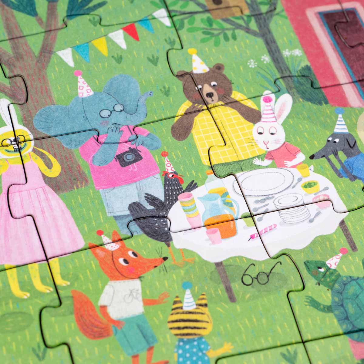 Hinweise entdecken im Kinderpuzzle rund um die verschwundene Geburtstagstorte