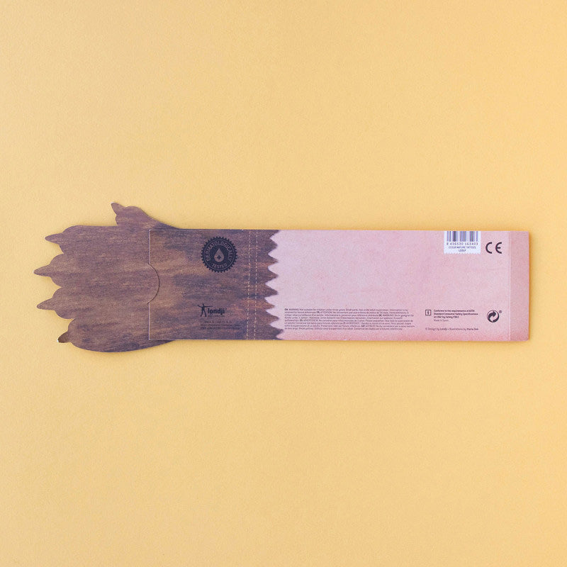 Rückseite einer Verpackung in Form einer Tatze mit Holz-Optik, beige und braun gestaltet.