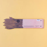 Rückseite einer Verpackung in Form einer Tatze mit Holz-Optik, beige und braun gestaltet.