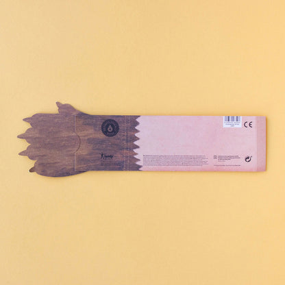 Rückseite einer Verpackung in Form einer Tatze mit Holz-Optik, beige und braun gestaltet.