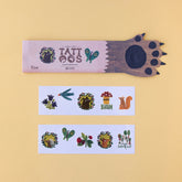 Vorderseite der Verpackung mit der Aufschrift „Tattoos“, Tatzen-Design und dazugehörige Tattoo-Bögen mit Tier- und Naturmotiven (Vogel, Eule, Pilz, Eichhörnchen, Schmetterling, Beeren, Reh, Bäume).
