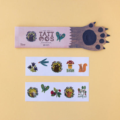 Vorderseite der Verpackung mit der Aufschrift „Tattoos“, Tatzen-Design und dazugehörige Tattoo-Bögen mit Tier- und Naturmotiven (Vogel, Eule, Pilz, Eichhörnchen, Schmetterling, Beeren, Reh, Bäume).