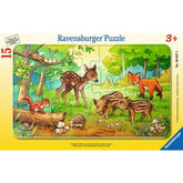 Ravensburger Puzzle mit 15 Teilen, Motiv: Waldszene mit Rehkitz, zwei Wildschweinfrischlingen, Fuchs, Eichhörnchen, Igel, Vögeln und Pilzen. Gelber Rand mit roter 15 links.
