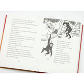 Buchseite: Schwarz-weiß-Illustration von zwei Kindern, die auf einem Baum sitzen, während ein Schimpanse an einem Ast hängt – daneben Text der Geschichte.