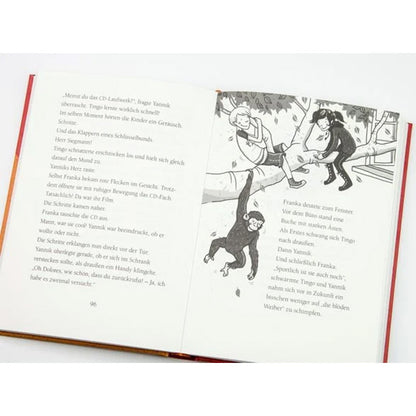 Buchseite: Schwarz-weiß-Illustration von zwei Kindern, die auf einem Baum sitzen, während ein Schimpanse an einem Ast hängt – daneben Text der Geschichte.