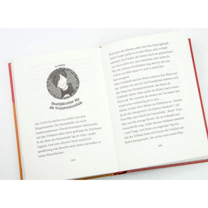 Buchseite: Kapitelanfang „Bauchplatscher für die Wintersteinschule“ mit Porträtzeichnung eines Kindes und fortlaufendem Text auf der gegenüberliegenden Seite.