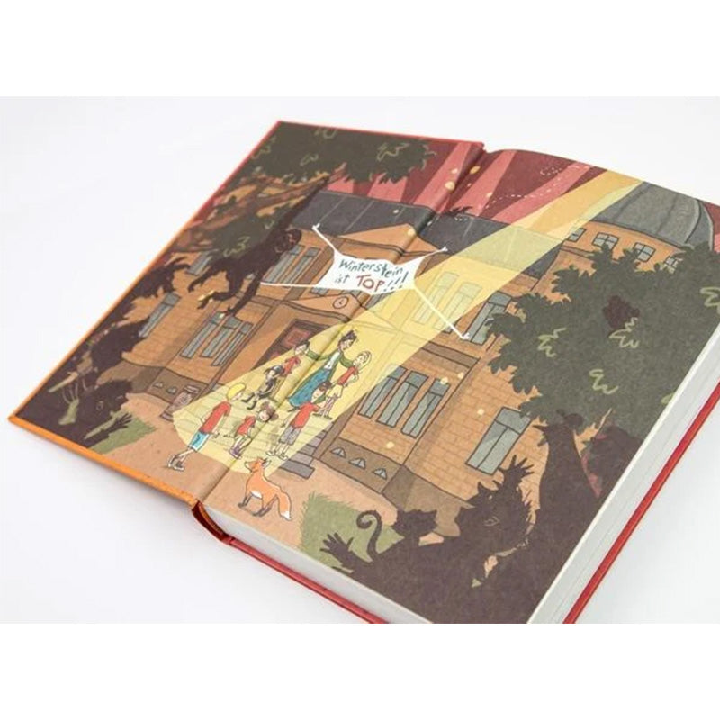 Buchseite: Farbillustration der Wintersteinschule bei Nacht – Kinder und Tiere stehen vor dem Gebäude, ein Lichtstrahl beleuchtet sie, und jemand ruft: „Winterstein ist top!!“