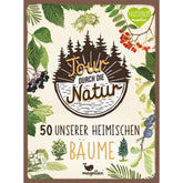 Kartenset Tour durch die Natur – 50 unserer heimischen Bäume mit illustrierten Blättern, Beeren und Zapfen auf dem Cover.