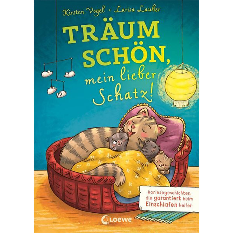 Buchcover von „Träum schön, mein lieber Schatz!“. Eine Katzenmama liegt mit zwei schlafenden Katzenkindern in einem gemütlichen Korb unter einer Decke, eine Lampe leuchtet daneben.