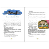 Buchseite. Zwei Fledermäuse fliegen am Himmel, unten sitzen zwei kleine Mäuse in einem Bett und reden miteinander.