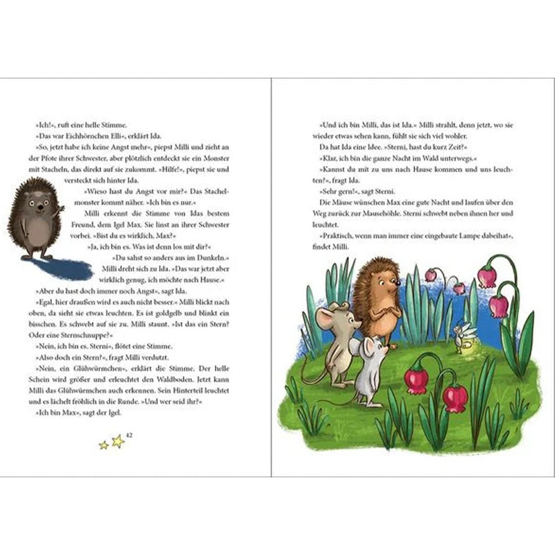 Buchseite. Ein kleiner Igel steht links, rechts sitzen zwei Mäuse am Ufer eines Teichs zwischen Blumen.