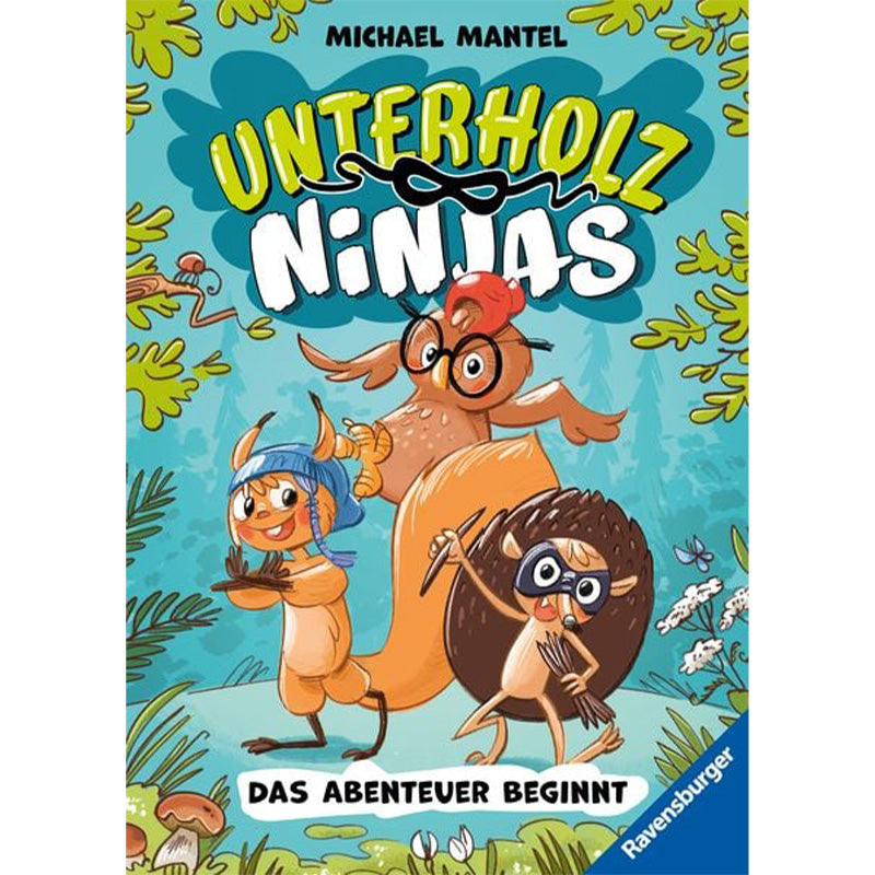 Buchcover von „Unterholz Ninjas – Das Abenteuer beginnt“ von Michael Mantel (Ravensburger Verlag). Drei tierische Helden – das Eichhörnchen Ella mit blauer Mütze, der Igel Piks mit Ninja-Maske und die Eule Bubo mit Brille – posieren mutig im Wald. Der Hintergrund ist hellblau mit grünen Blättern und Pflanzen.