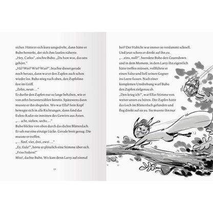Doppelseite mit einer schwarz-weißen Illustration: Das Eichhörnchen Ella springt wendig über Äste, während sie verfolgt wird. Der Text schildert ein rasantes Spiel um den Zapfen, voller Action und Teamgeist.