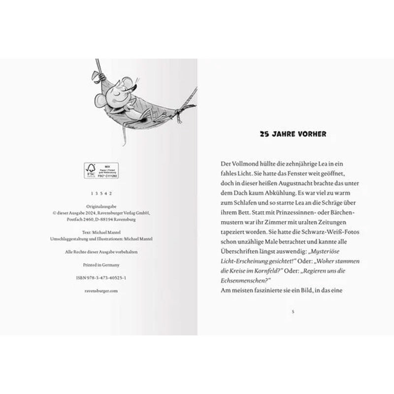 Buchinnenseite mit einer Illustration einer kleinen Maus in einer Hängematte und dem Kapitelanfang „25 Jahre vorher“. Daneben steht Text über die zehnjährige Lea, die im Bett liegt und vom Vollmondlicht geweckt wird.